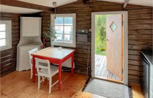 Beautiful Home In Årjäng With Lake View的厨房或小厨房