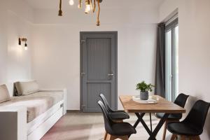 Гостиная зона в Muses Rooms Milos