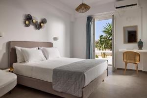 Кровать или кровати в номере Muses Rooms Milos