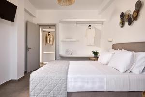 Кровать или кровати в номере Muses Rooms Milos