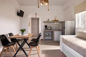 Кухня или мини-кухня в Muses Rooms Milos
