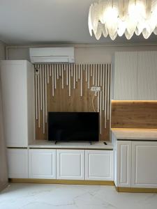 una stanza con una tv e un bancone con di Studio KMS Mamaia Nord a Mamaia Nord - Năvodari