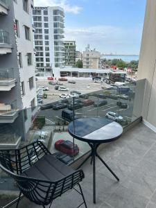 un tavolo e sedie su un balcone con vista su un parcheggio di Studio KMS Mamaia Nord a Mamaia Nord - Năvodari
