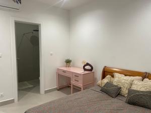 Un pat sau paturi într-o cameră la Cozy 2 bedroom apartment, Almadies