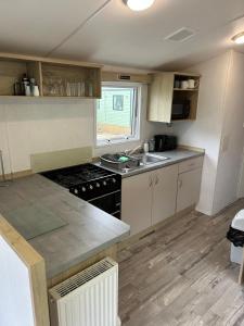 ナレスボロにあるThe Retreat at Lido Leisure Parkの小さなキッチン(コンロ、シンク付)