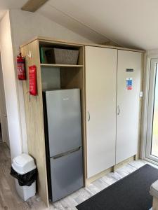 ナレスボロにあるThe Retreat at Lido Leisure Parkのキャビネットと冷蔵庫のある部屋