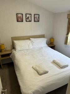 ナレスボロにあるThe Retreat at Lido Leisure Parkの大きな白いベッドと2つの枕