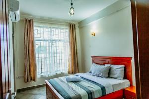a bedroom with a bed and a window at Bellevie Homestays in Uru
