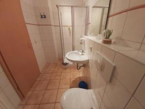 Ένα μπάνιο στο Katrins am Kölpinsee Doppelzimmer