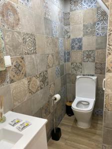 ein Badezimmer mit Toilette und Waschbecken in der Unterkunft Castle House in Palmela + 7 Fotos