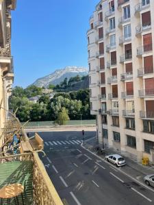 Cảnh núi rừng hoặc tầm nhìn ra núi từ căn hộ +3 ảnh