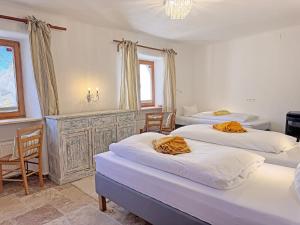 a bedroom with two beds and two chairs and a fireplace at EL MOLINO - ehemalige Mühle mit großem Gartenareal in Modlisch