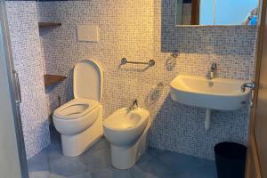 a bathroom with a toilet and a sink at Appartamenti Casa Gemma - Goelba in Procchio +23 photos