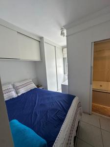 Una cama o camas en una habitación de Apartamento com Hidromassagem próximo a praia da enseada