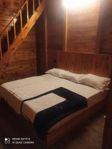 Postel nebo postele na pokoji v ubytování Tree House Chamba