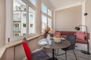 ein Wohnzimmer mit Tisch und Couch in der Unterkunft Villa Carmen Strandkorb in Ahlbeck