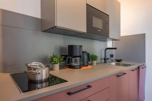 eine Küche mit Spüle und Herd oberen Backofen in der Unterkunft Villa Carmen Strandkorb in Ahlbeck + 23 Fotos