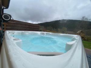 duża wanna z hydromasażem na podwórku domu w obiekcie Le Chalet de Maeva, Jacuzzi, et Terrace w mieście Xonrupt-Longemer
