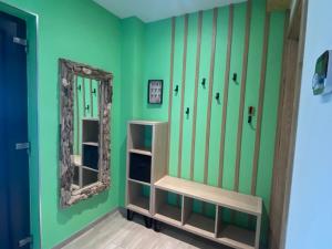 garderoba z zielonymi ścianami i lustrem w obiekcie Le Chalet de Maeva, Jacuzzi, et Terrace w mieście Xonrupt-Longemer +19 zdjęć