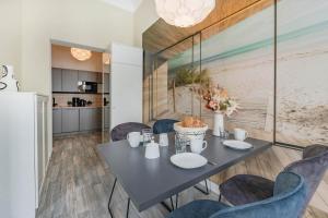 ein Esszimmer mit Tisch und Stühlen in der Unterkunft Villa Carmen Sanddüne in Ahlbeck