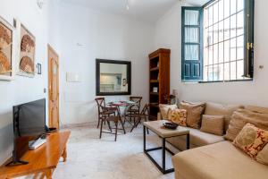 TV a/nebo společenská místnost v ubytování GY Apartamento en Casa Sevillana junto a las Setas