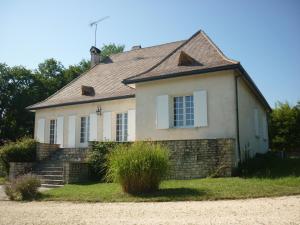 een groot wit huis met een dak bij Grande Périgourdine, très grand jardin au calme in Bergerac