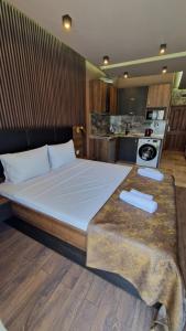 une chambre avec un grand lit avec deux serviettes dessus dans l'établissement MitProt Panorama Bay 2 luks Studio 143, à Sveti Vlas 18 autres photos