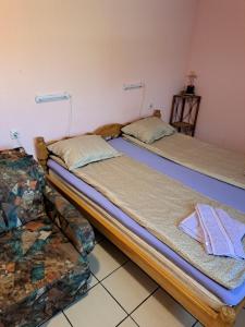 Postel nebo postele na pokoji v ubytování Sobe Rooms Szobák Zimmer KIS
