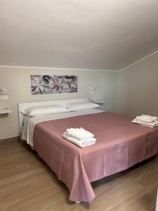 a bedroom with a bed with a pink blanket at Civico 108 BeB Serino in Serino