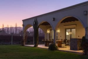 a building with a table and chairs in a yard at Casa Herradura in Ciudad Lujan de Cuyo