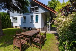 Una mesa y sillas frente a una casa en Ferienhaus Big Family, en Ellrich