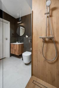 Manufaktura Suites - 76m2, Parking, AirCon - by Rentujemy في لودز: حمام مع مرحاض ومغسلة +18 صورة