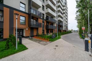 Manufaktura Suites - 76m2, Parking, AirCon - by Rentujemy في لودز: شارع فاضي امام عماره