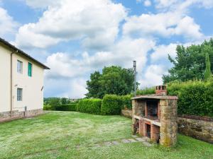 A garden outside Aesthetic Farmhouse in Bucine with Barbecue