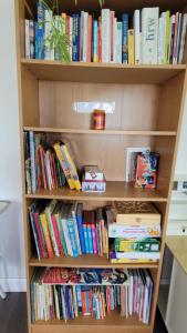 Bibliothèque dans la maison de vacances