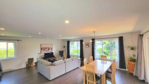 Coin salon dans l'établissement Chalet Ô Lac-Brome, 3ch, 8 personnes