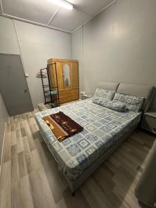 Un dormitorio con una cama grande en una habitación. en Homestay Star Garden Kuching, en Kuching