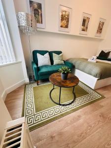 R2 - Luxury Private Room with Shared Bathroom and with its own Kitchenette in Halesowen的休息区