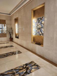 eine Lobby mit einem Gemälde an der Wand und einem Fenster in der Unterkunft Water Front Luxury in Jnah Beirut 