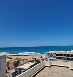 uitzicht op het strand vanaf het balkon van een gebouw bij Bella Vista MEHDIA in Kenitra +16 foto's