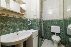 Koupelna v ubytování Apartments Tasa