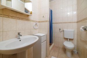 Koupelna v ubytování Apartments Tasa