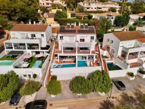 eine Luftaufnahme eines Hauses mit Swimmingpool in der Unterkunft Luxury Apartments with private swimming pool in Marbella