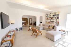 Μια τηλεόραση ή/και κέντρο ψυχαγωγίας στο Villa Luma, 3 Chambres avec Piscine Chauffée