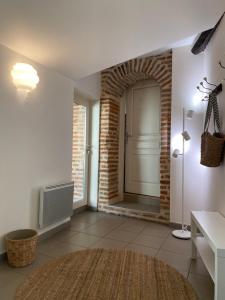 Postel nebo postele na pokoji v ubytování Tour du Vigan - Vue Cathedrale - Hypercentre