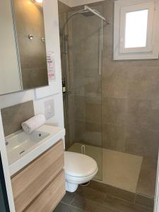 Ένα μπάνιο στο Appartement T1 avec jardin +6 φωτογραφίες