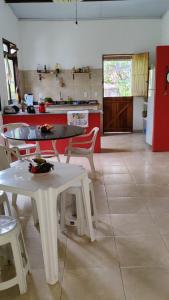 パウメイラスにあるCasa Amorの- 白いテーブルと椅子付きのキッチン