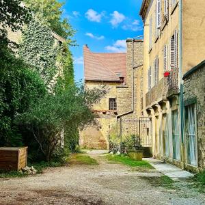 an alley between two buildings in an old town at Appartement au Grain d' Moutarde in Dijon