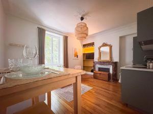 a living room with a table with glasses on it at Appartement au Grain d' Moutarde in Dijon