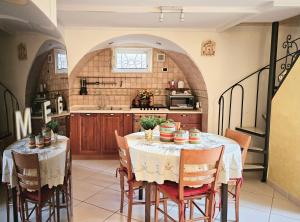 een keuken met een tafel en stoelen in een kamer bij La Suite Delle Stelle in Matera